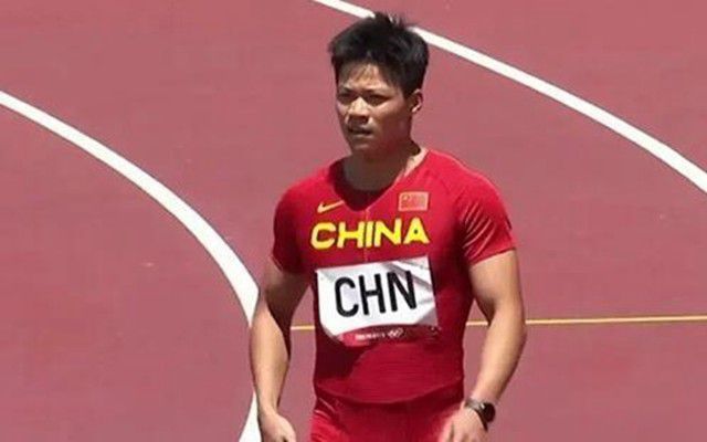 他已经脱下浴衣，换上了一套时新的蓝西装。